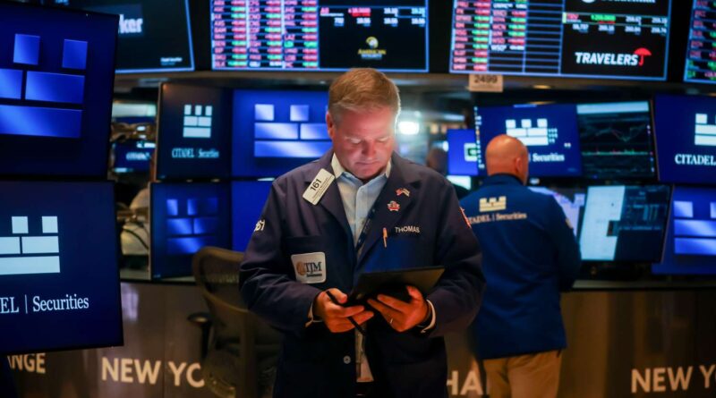 S&P 500 profits and losses today: shares of retail sector grow in reducing hope
